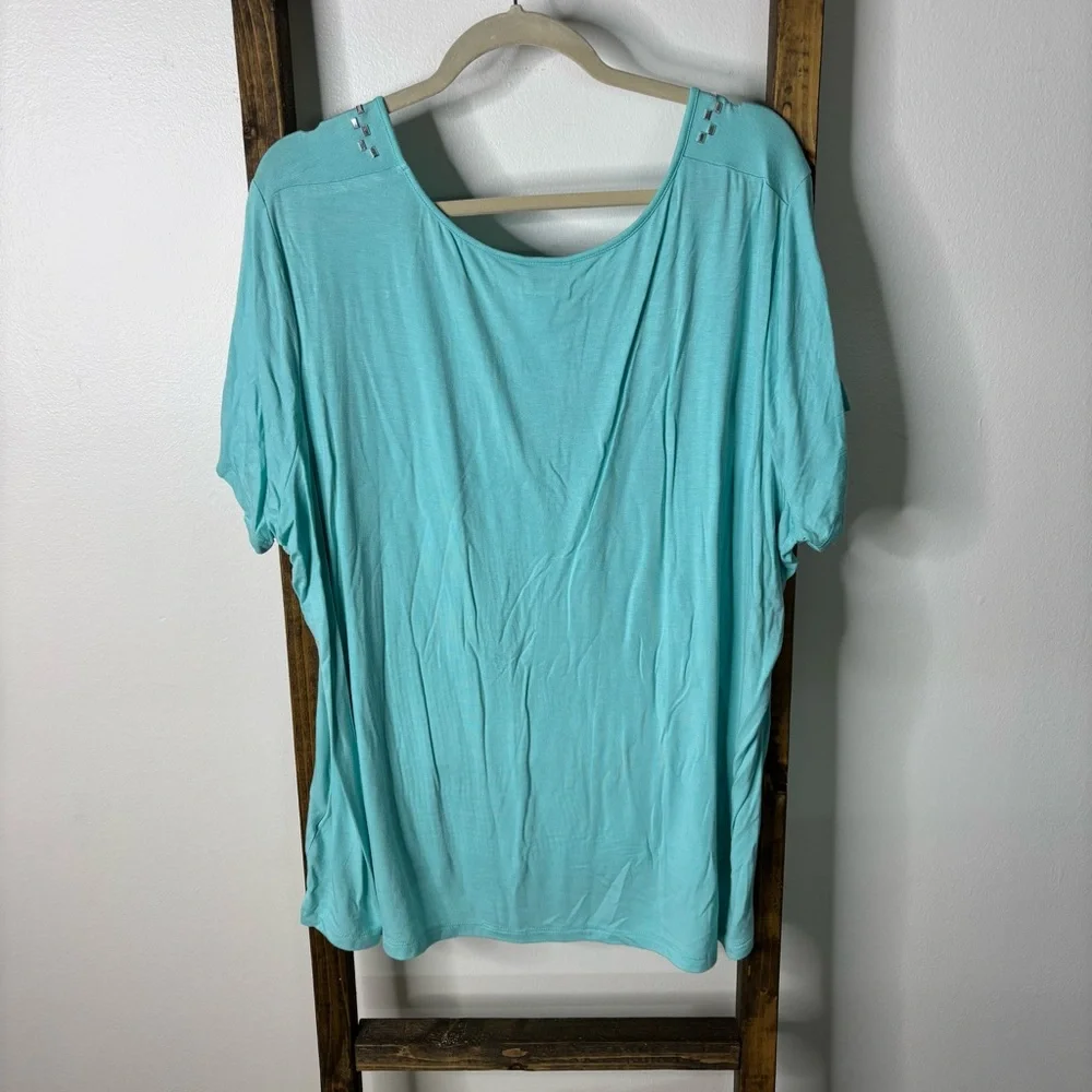 Jaclyn Smith chic turquoise